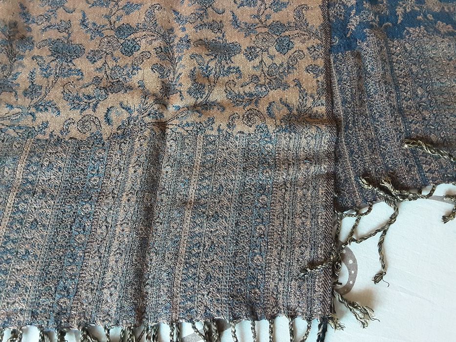 Дамски к-т, чанта и шалове