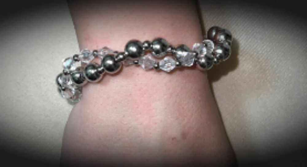 Brățară handmade cu mărgele, fir de oțel – argintiu, roz sau șampanie