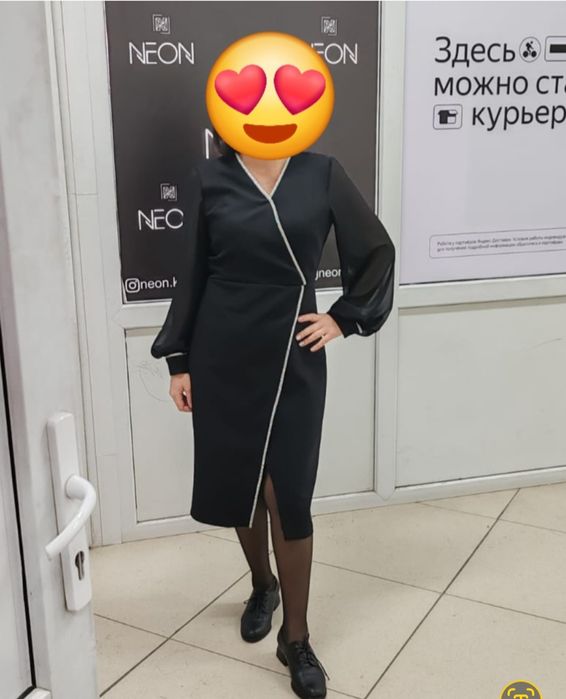 Қара түсті  көйлек. 46размерлі. Тізеден сәл түсіп тұрады
