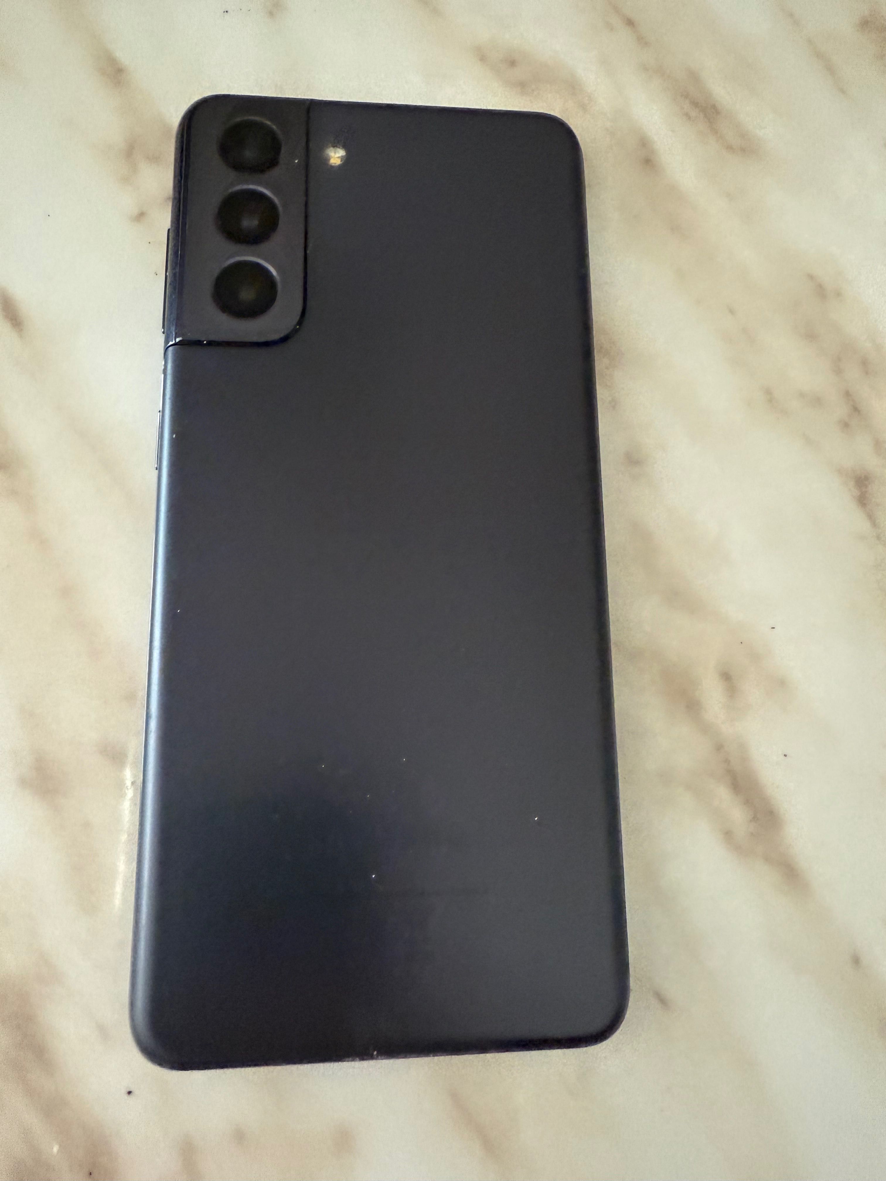 Продавам Samsung S21 + 2 бр. Кейсове + кабел за зареждане.