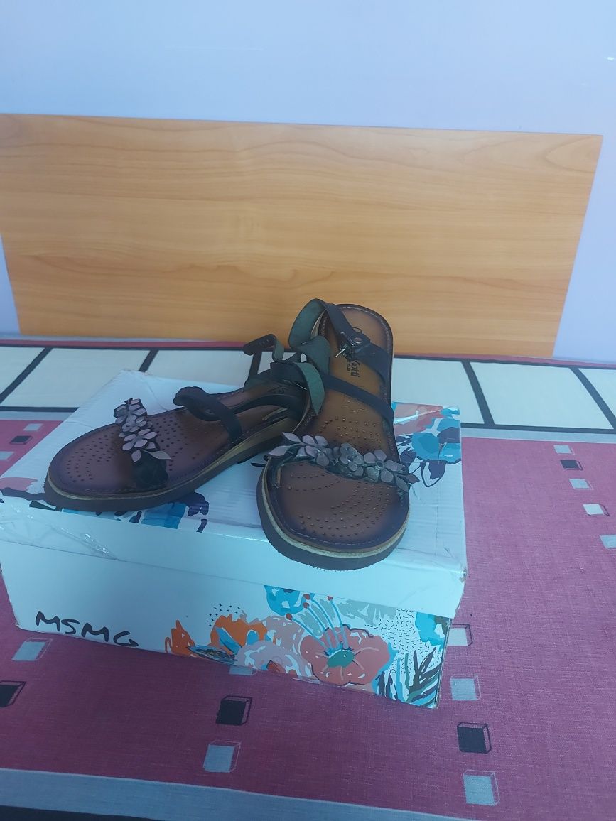 Vând Sandale Piele  Naturala Mărimea 37  Italia I