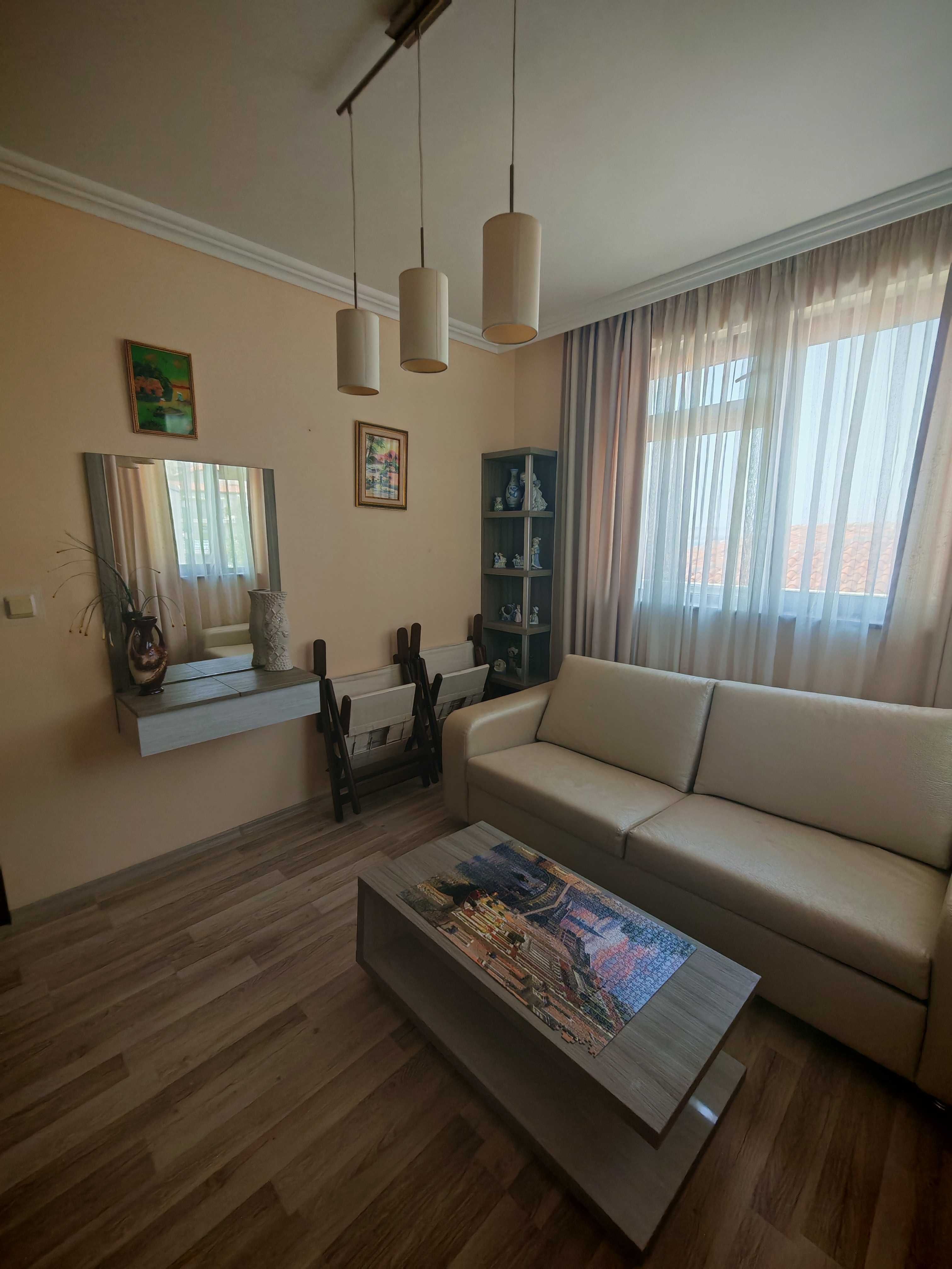 Панорамен вид море и планина, топ локация, 2 спални, 2 бани.