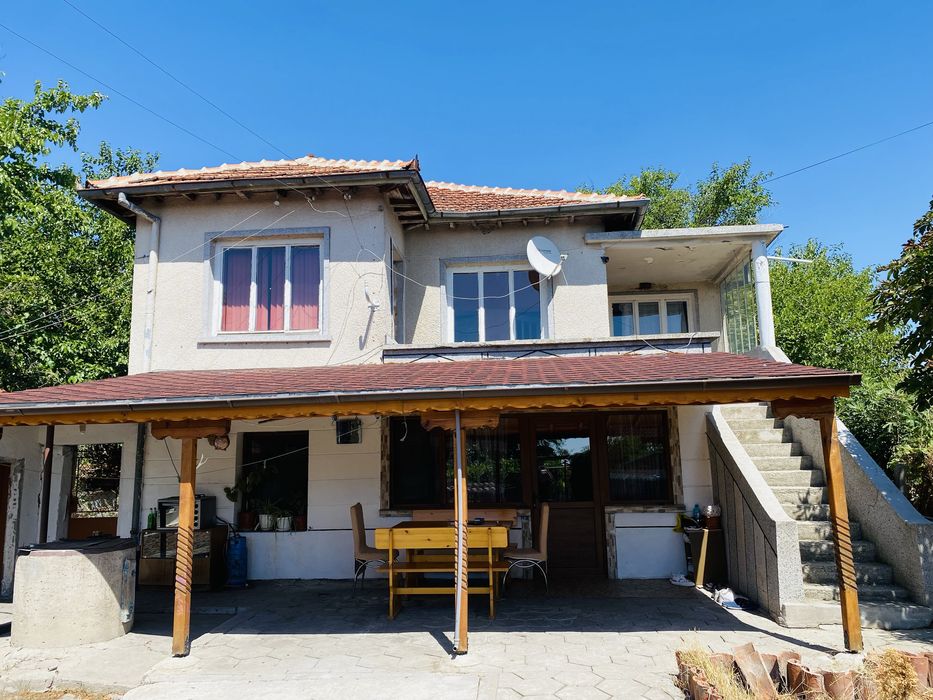 Продава се двуетажна къща