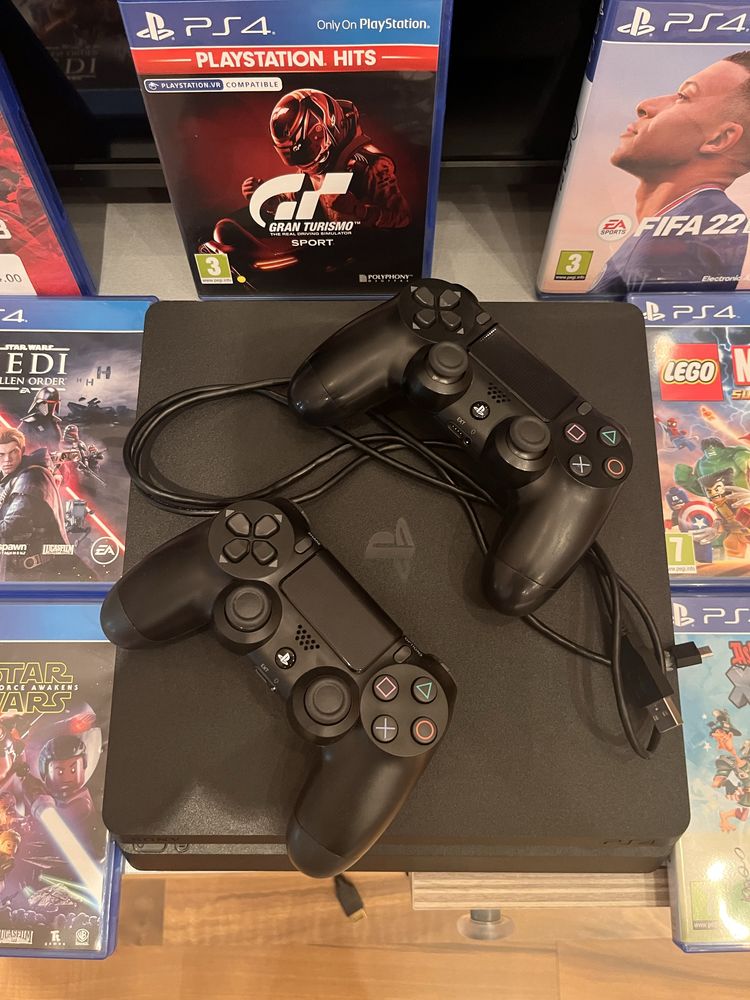 Playstation 4 - с два джойстика + 11 игри