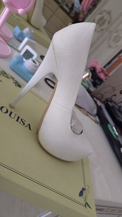 Продам новый туфли цвет белый