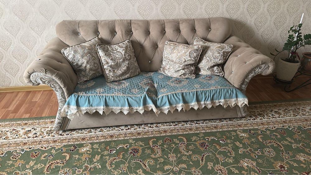продаётся комплект мягкой мебели: диван + 2 кресла