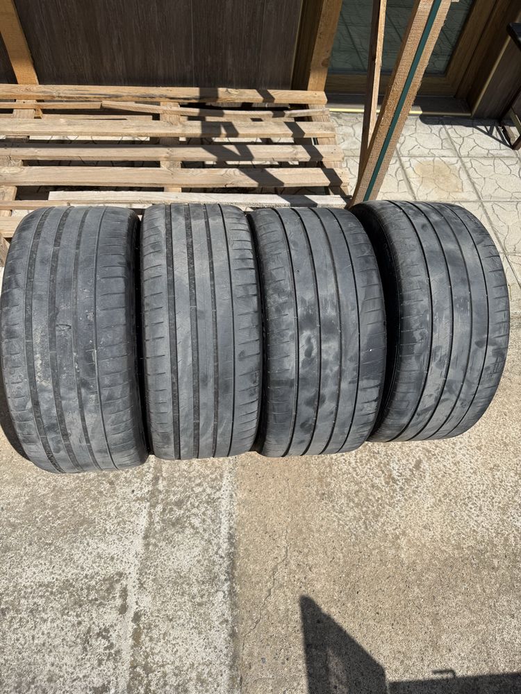 Michelin Pilot Sport 4 S 285/35/20-255/40/20