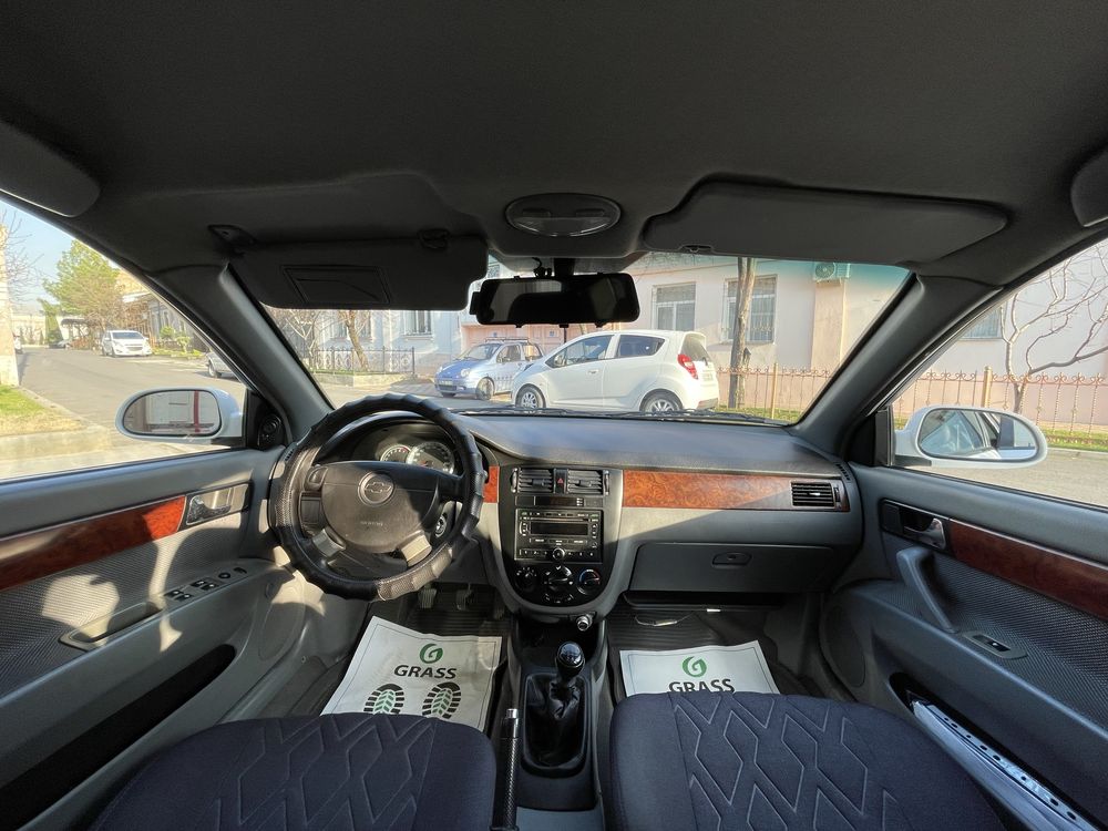 Lacetti 1.8 gentra kuzifga yegilgan rangi oq