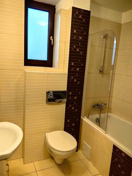 Proprietar, inchiriez apartament cu 3 camere de lux, etajul 1 din 4