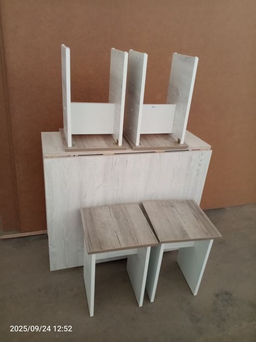 Продам стол-книжка с 4 табуретками