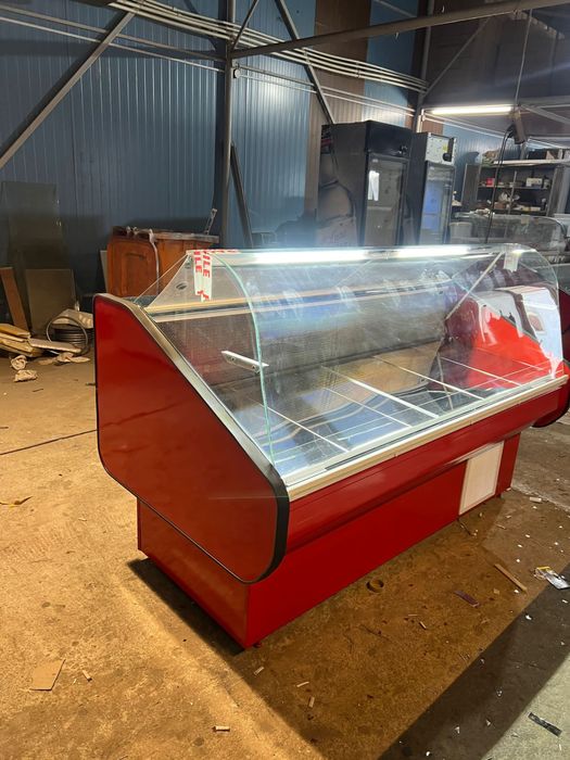 Vitrina frigorifica cu geam curbat pentru mezeluri