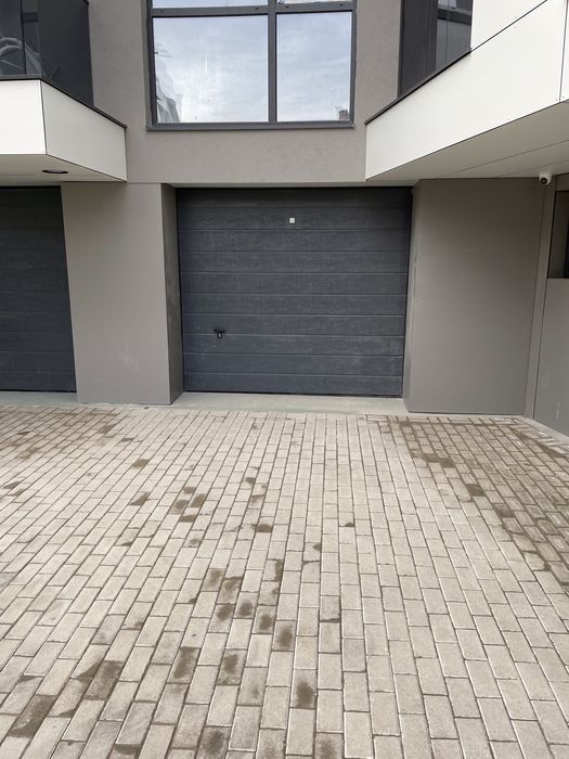 Гараж в Кръстова вада се дава под наем