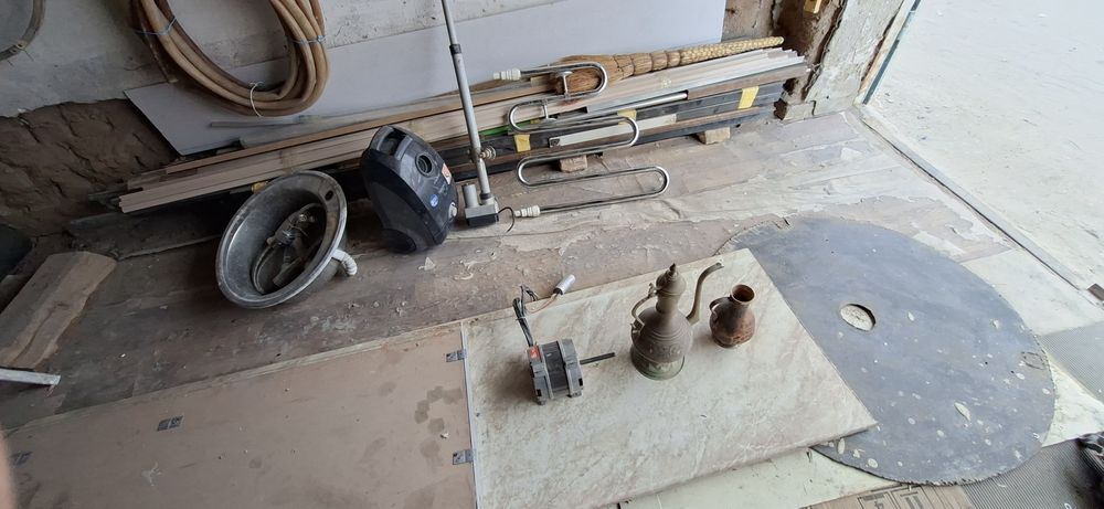 Har hil turdagi buyumlar va jixozlar bor