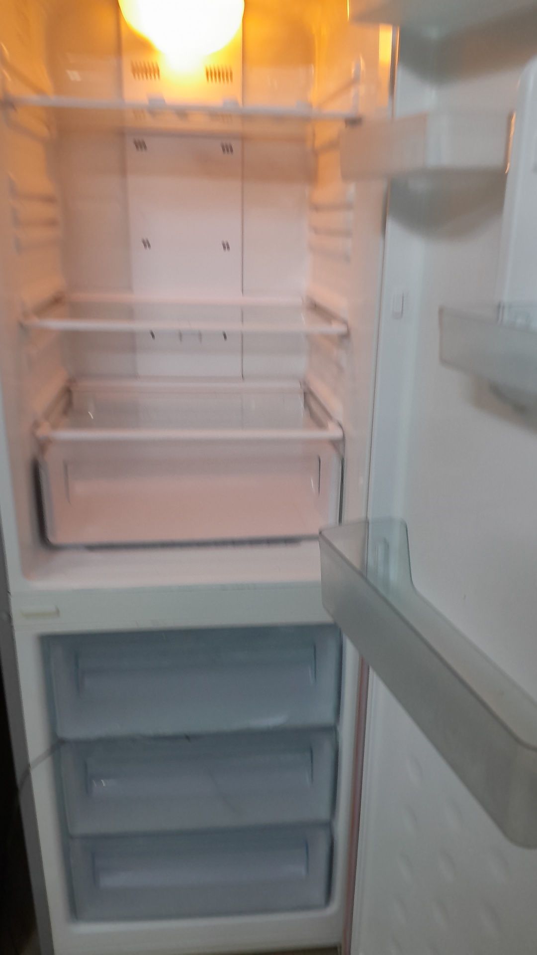 Холодильник,холодильник  от 45000до130000 морозит и холодит