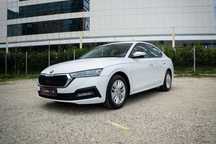 Skoda Octavia Culoare Moon White – Scaune față încălzite – Senzori de parcare