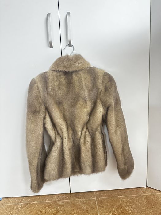 Haina din blana de nurca din intreg . Marimea corespunde la S-M . Bej