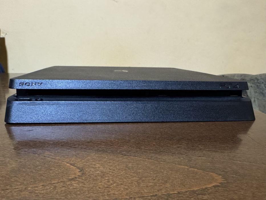 Playstation 4 slim 1 TB перфектен