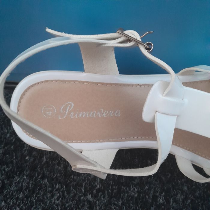 Vind sandale de damă.