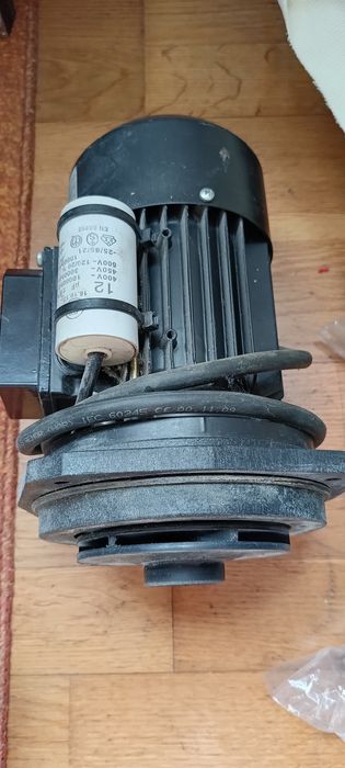 Vând motor electric 220v