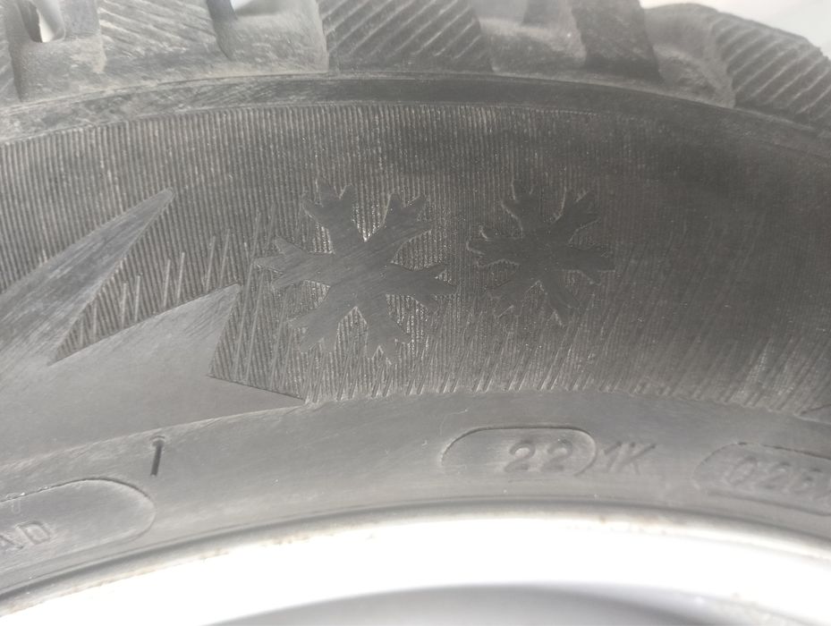 Комплект зимних шипованных шин