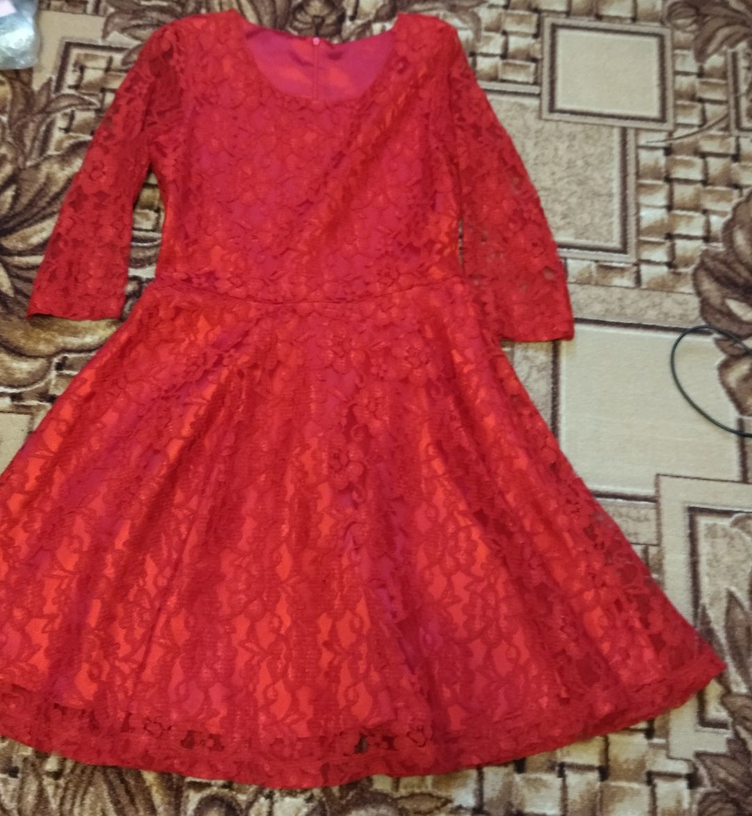 Платье красное, гипюр