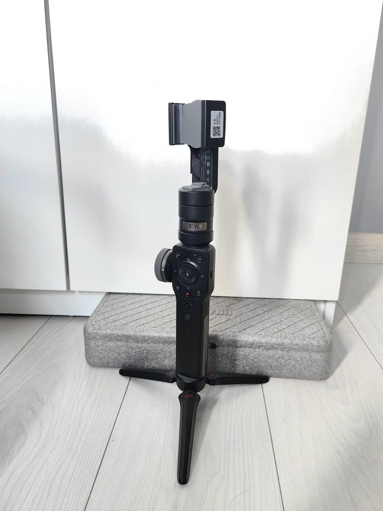 Стабилизатор-штатив Zhiyun smooth 4