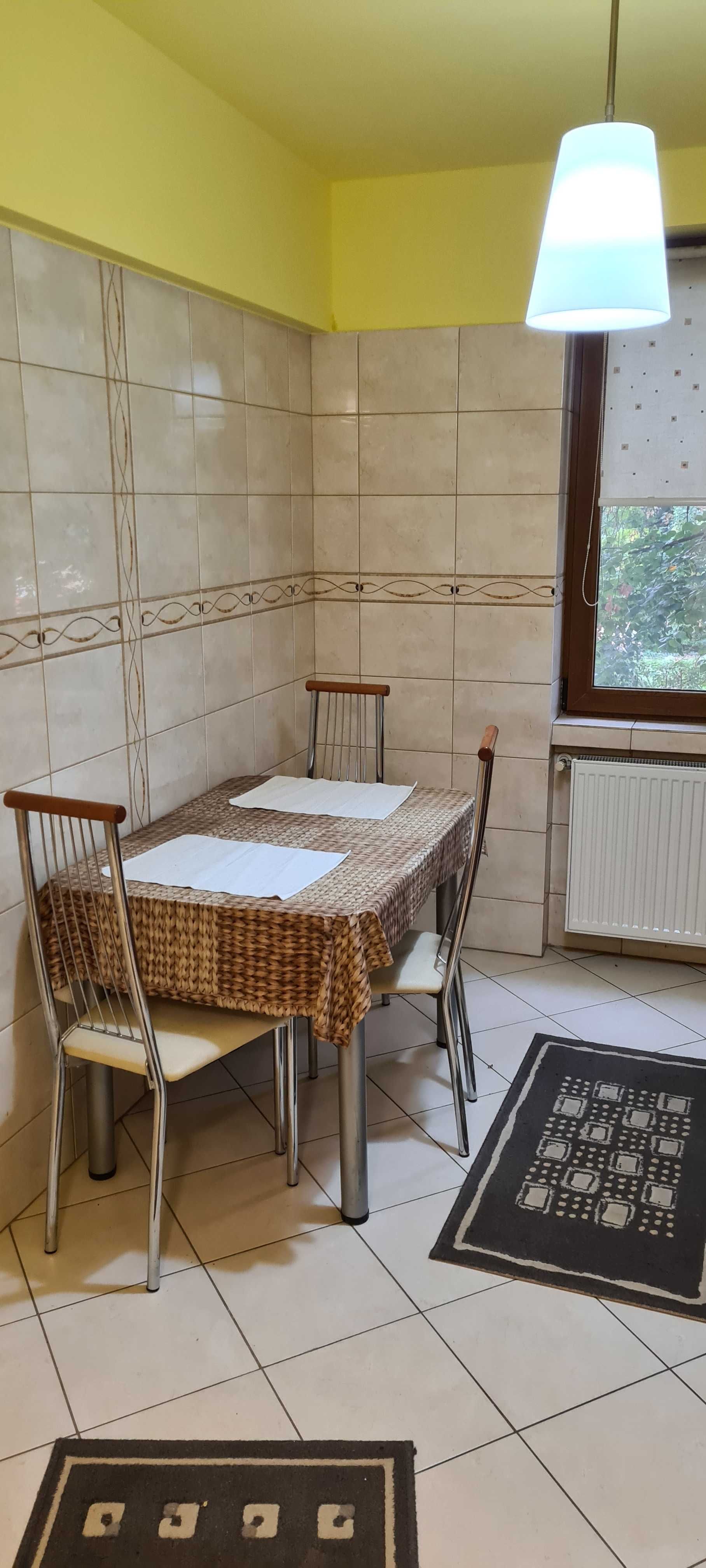 Am de inchiriat apartament 2 camere,etaj1,incalzire proprie.