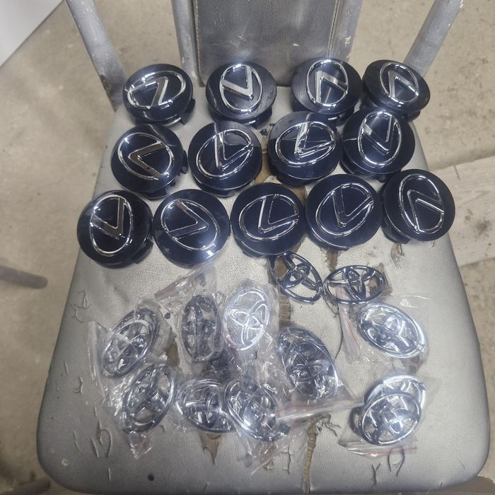 Титановый диски и значок от тайота