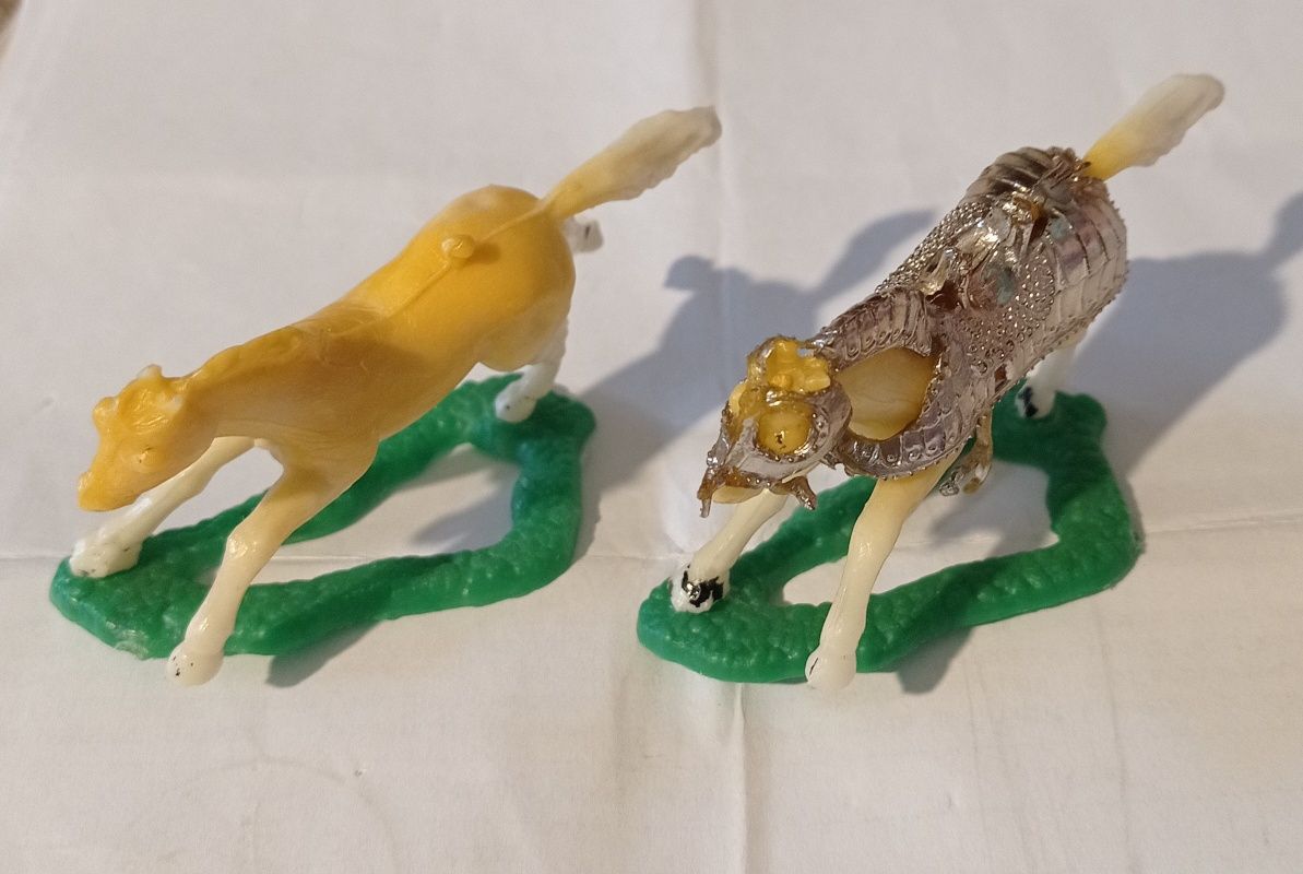 Vând/Schimb figurine două vechi românești din perioada comunismului.