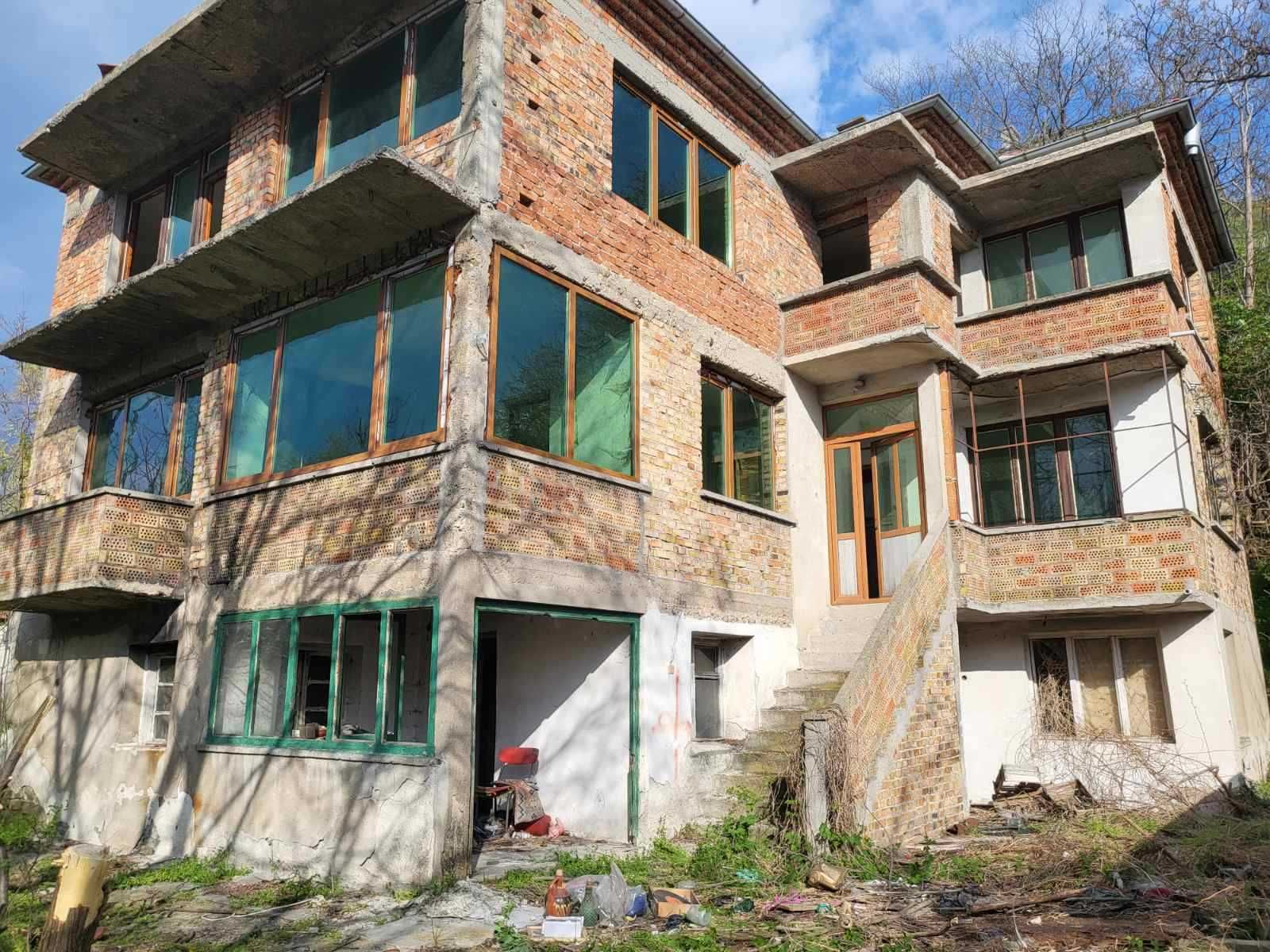 Продава се триетажна къща от собственик