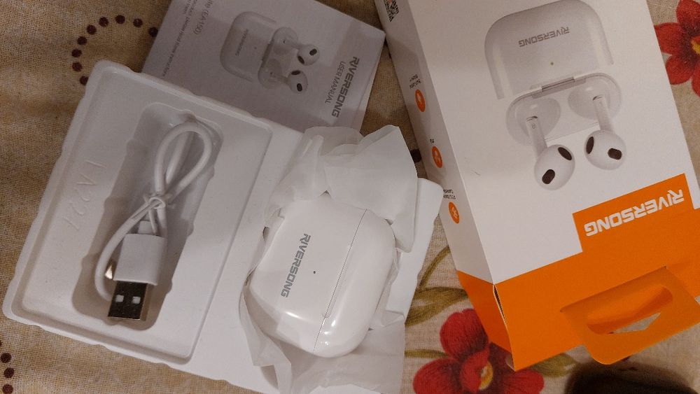 Vând căști noi, riversong