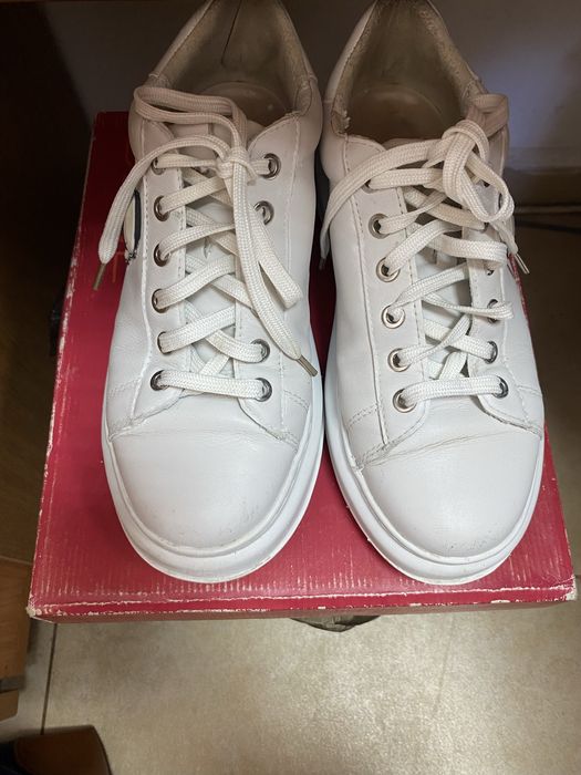 Продавам спортни обувки Karl Lagerfelfd