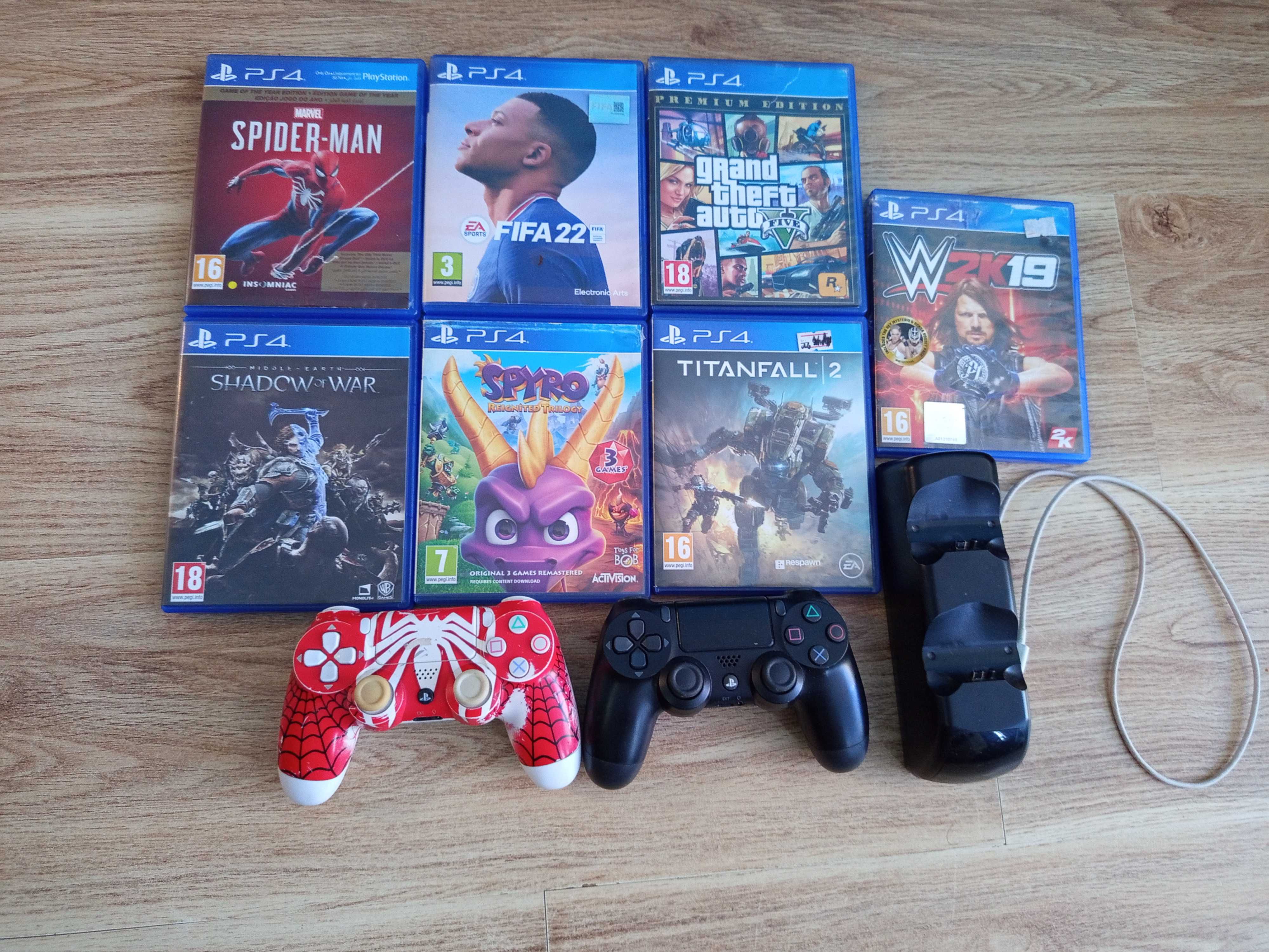Sony PS4 1 TRB + 7Игри зарядно и два джойстика
