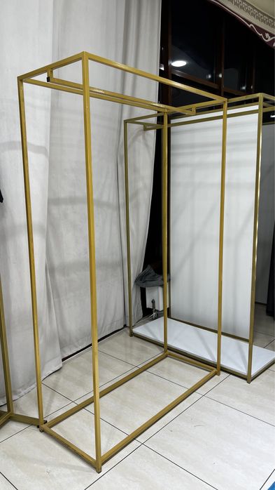 Кронштейны, манекены, шкафы, ресепшн