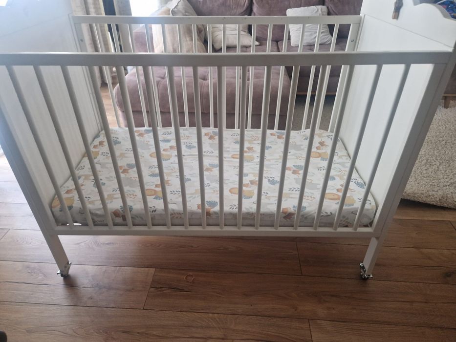 Vand Pătuț pentru bebeluși + saltea – stare foarte bună