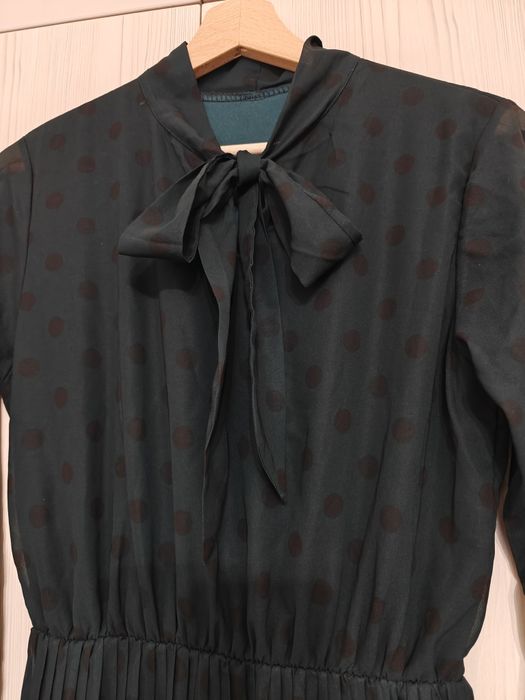 Тъмно зелена рокля на Черни точки