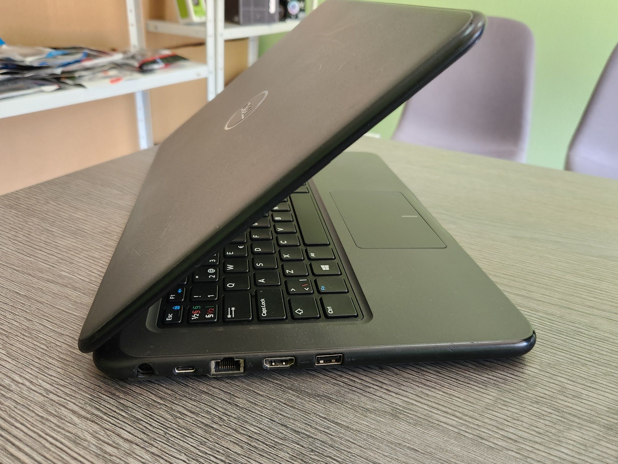 Лаптоп Dell Latitude 3300 13.3" / i3 7020U/ 8GB DDR4/ 256GB SSD