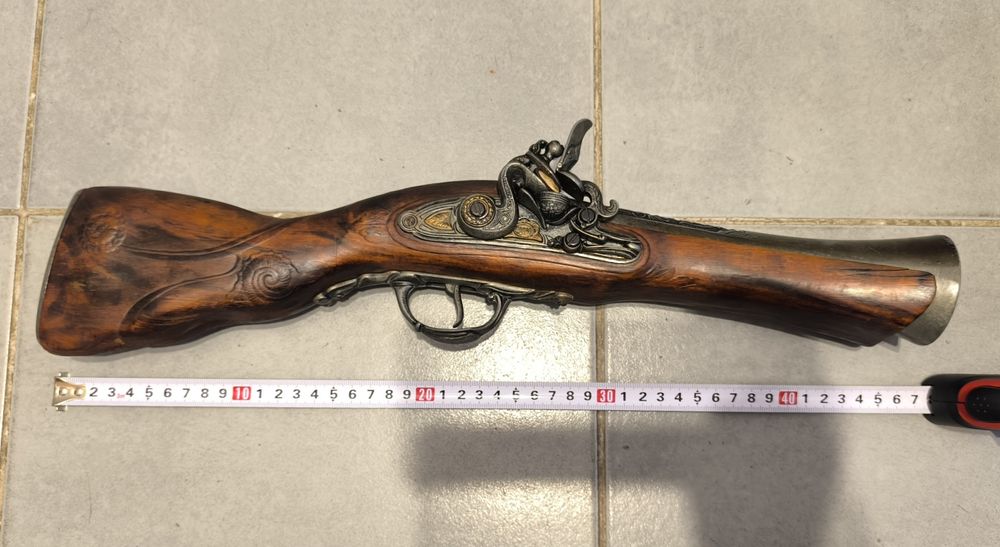 Se vinde pistol panoplie.