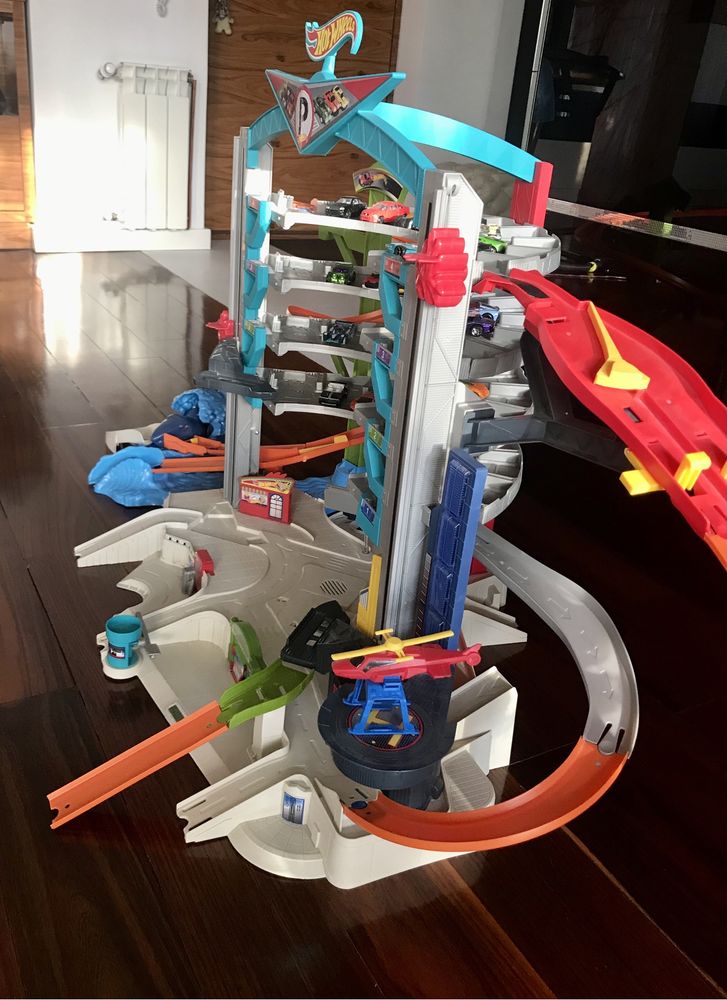 Гигантски мега гараж с писти Hot Wheels Ultimate Garage