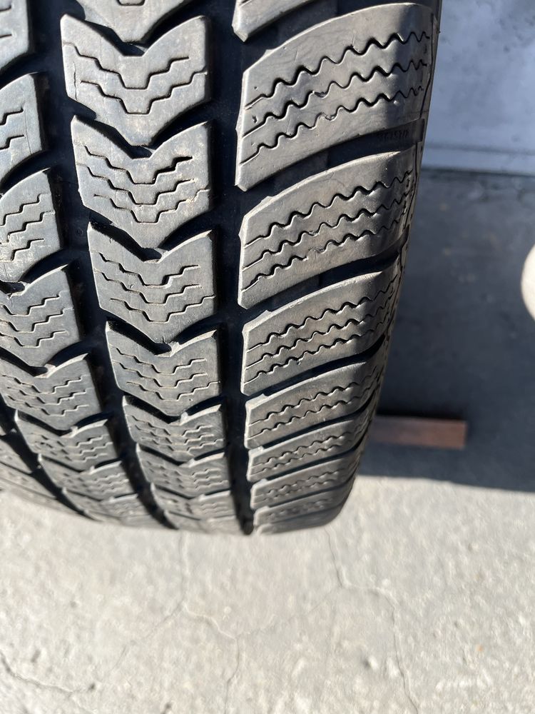 2 бр. зимни гуми за бус 215/65/16C Semperit 7 mm DOT 3018
