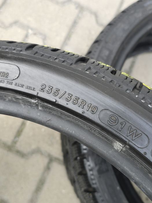 235 35 19 Michelin