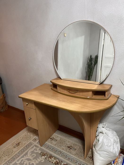 Продам дамский столик