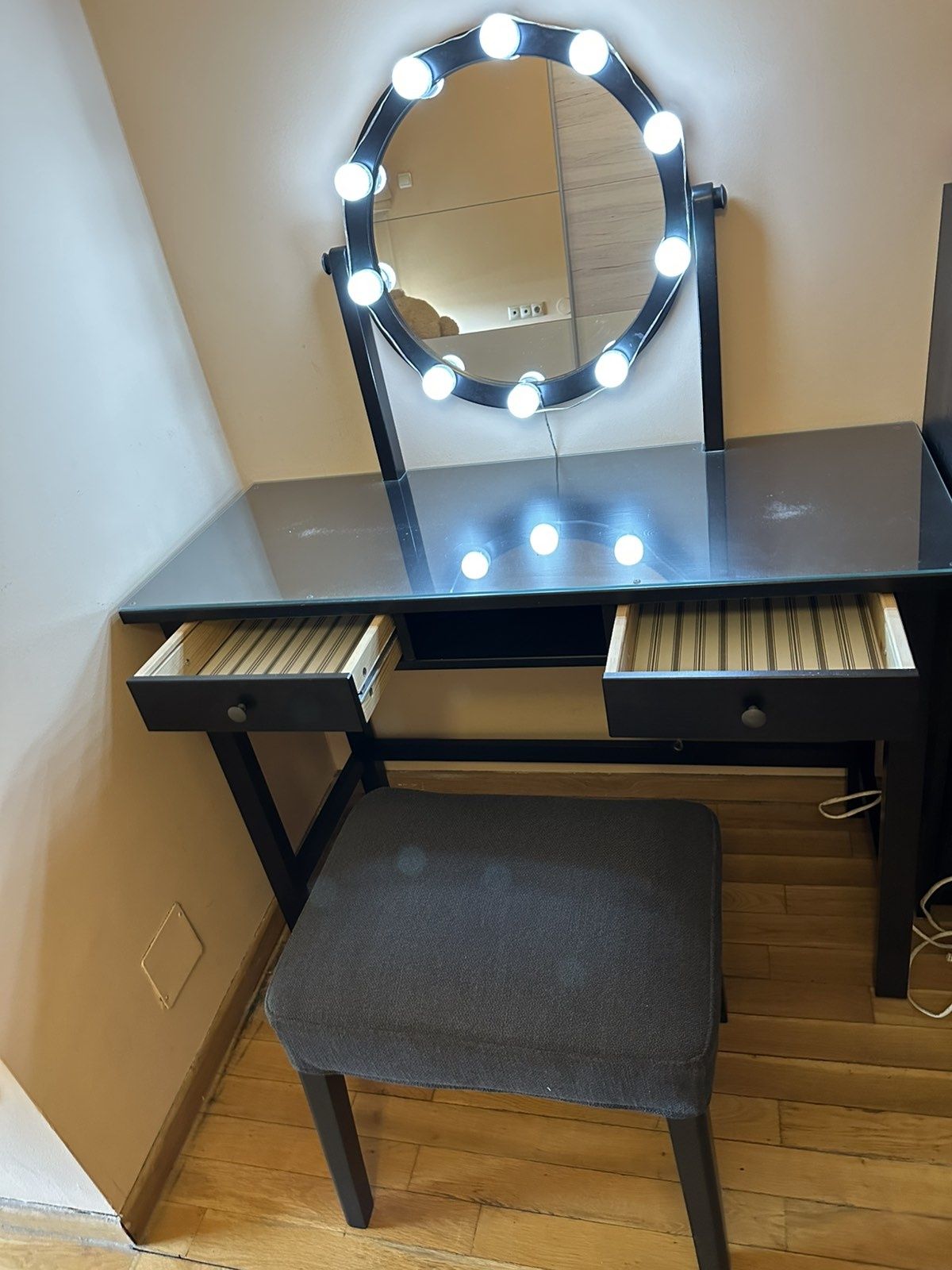 Тоалетка IKEA Hemnes