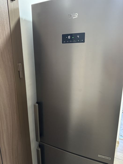 Продавам хладилник с изтекъл фреон и долен фризер “beko”