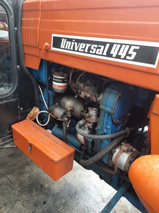 Tractor universal 445