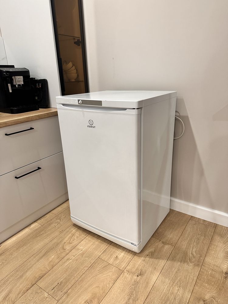 продается морозильник indesit