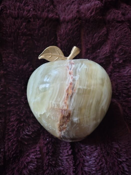 Голяма ябълка от оникс