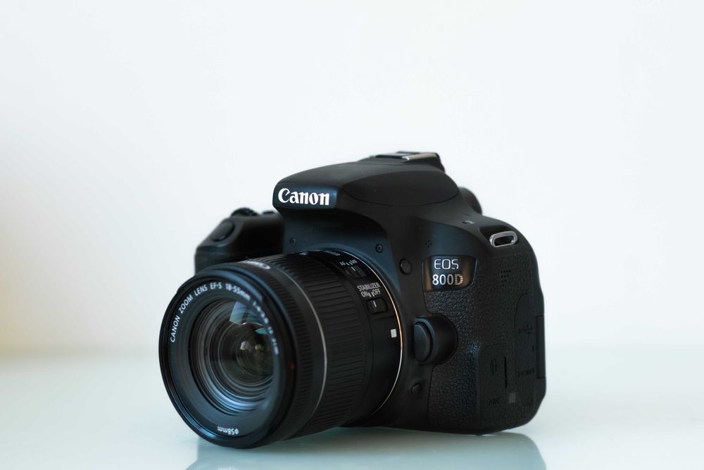Kit CANON 800D cu WiFi si TouchScreen, impecabil