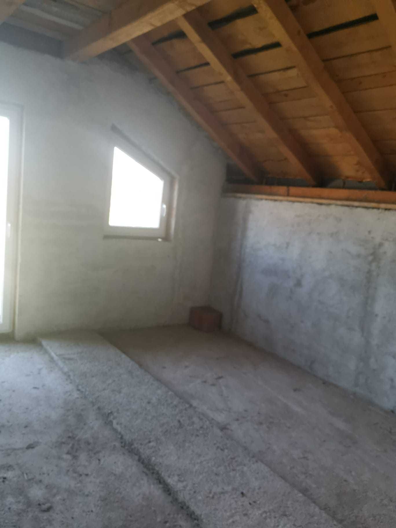 De vanzare casa cu 3 dormitoare, 173 mp, 10 arii de teren, Decebal.