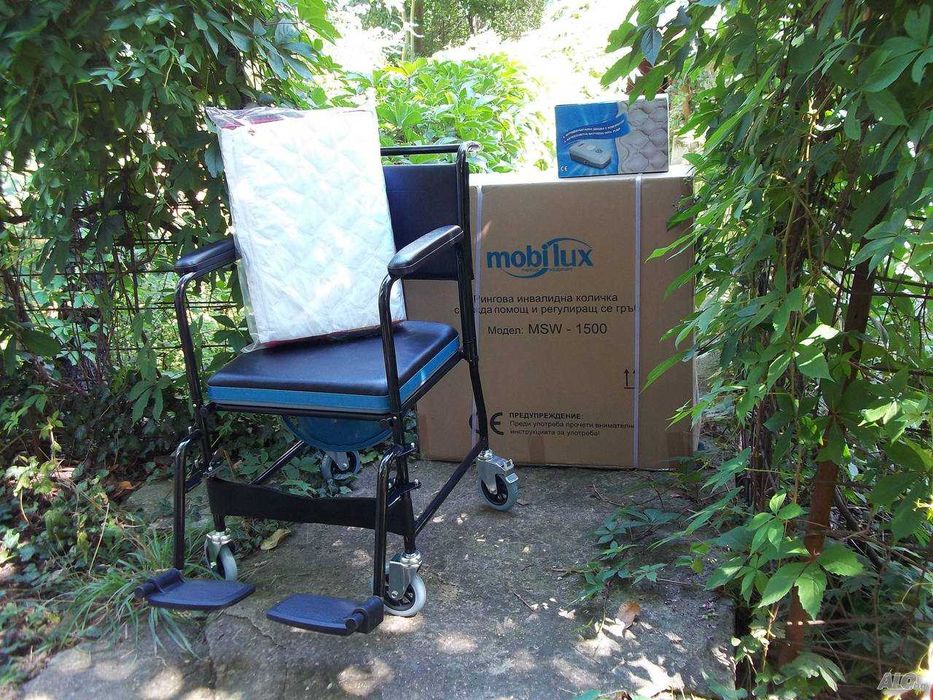 Продавам чисто нова инвалидна количка и стол за баня.